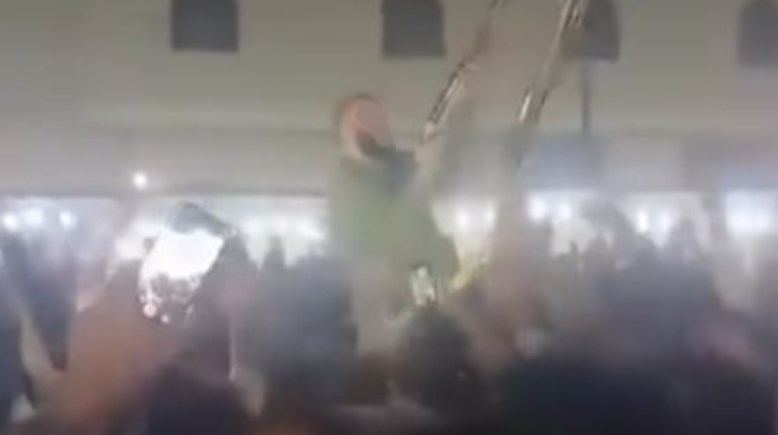 المرشح أثناء الاحتفال بفوزه