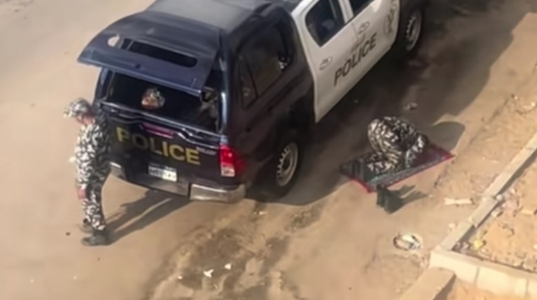 جانب من فيديو صانع المحتوى الأجنبي لشرطيين في مصر