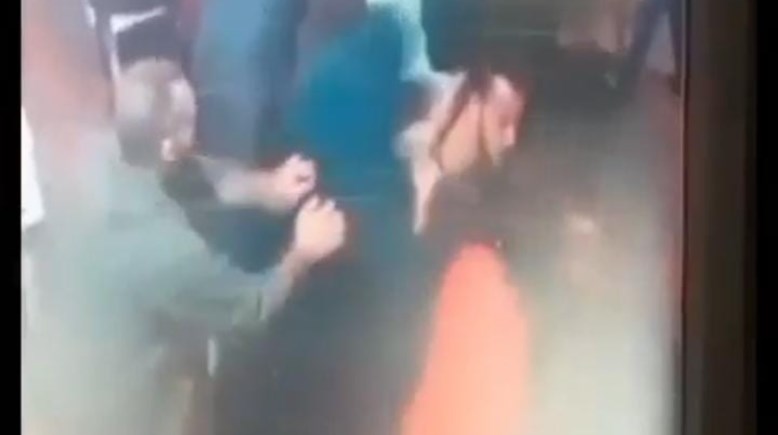 جانب من المشاجرة كما وثقتها كاميرات المراقبة 