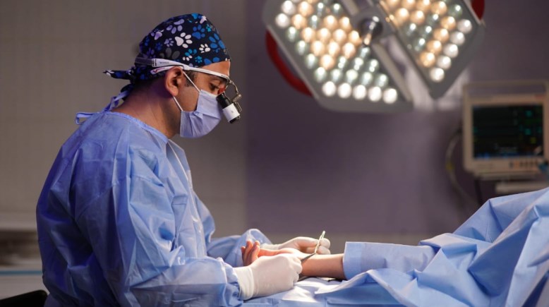 الدكتور محمود الدسوقي أثناء إجراء العملية