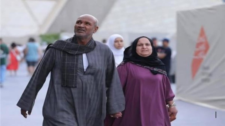 العم رشاد وزوجته داخل المتحف المصري الكبير