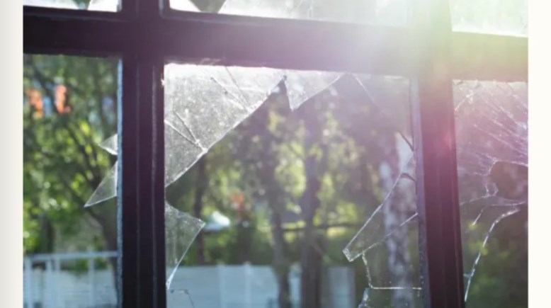 نوافذ محطمة، صورة ارشيفية 