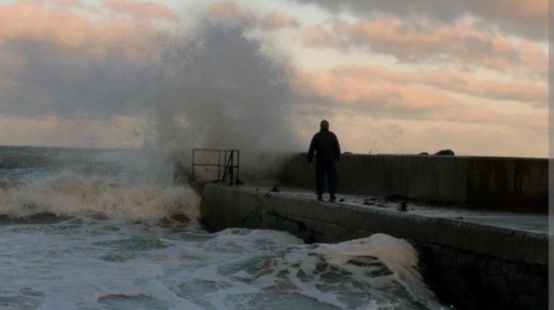 أمواج عالية تضرب شواطئ أيرلندا 