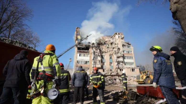 عمال إنقاذ ينتشرون في موقع تفجير استهدف خط سكة حديد بولندي لنقل المساعدات إلى أوكرانيا 