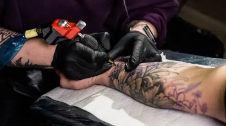 دراسة جديدة تحذر من مخاطر الوشم 