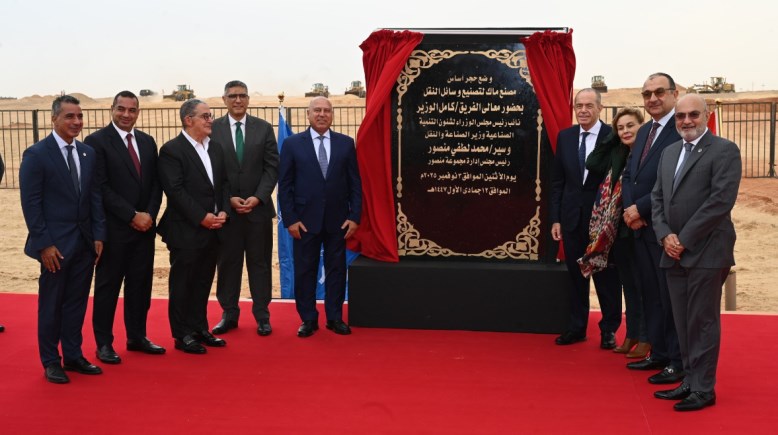 وضع حجر الأساس لمصنع ماك لوسائل النقل 