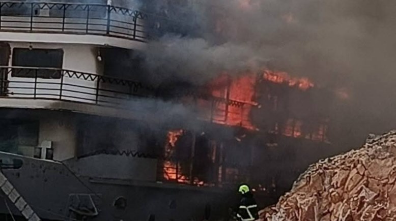 حريق يلتهم فندق عائم بأسوان