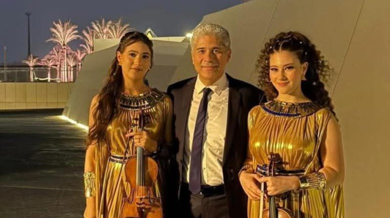 أميرة ومريم أبو زهرة رفقة والدهما الموسيقار أحمد عبدالرحمن أبو زهرة