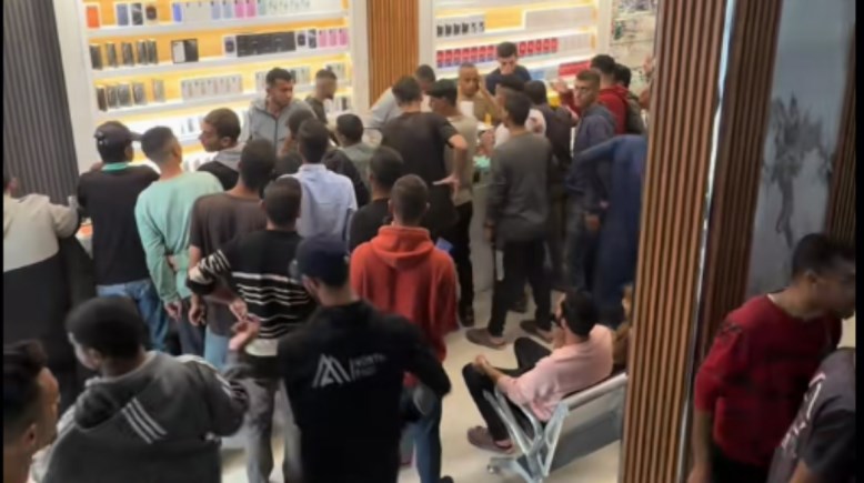 احتشاد الفلسطينين لشراء أيفون 17 في غزة