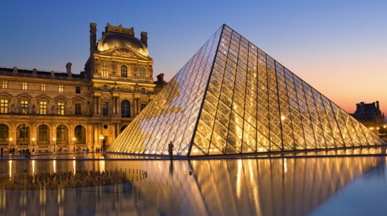 متحف اللوفر في باريس