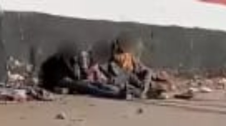  المتهمون يمارسون الأعمال المنافية أمام المدرسة