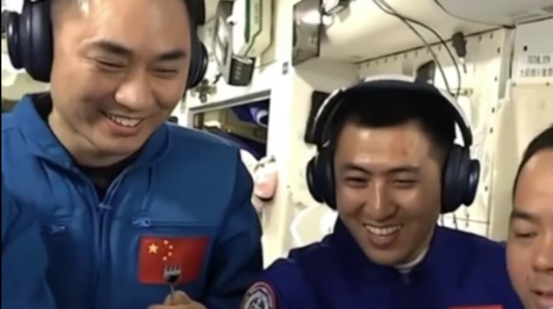 رواد فضاء على متن محطة تيانقونغ