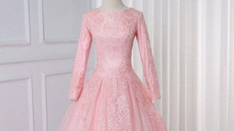 فستان باللون الوردي