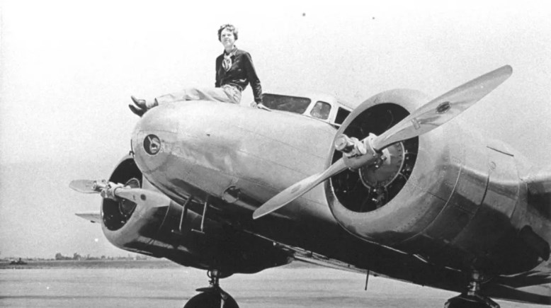 أميليا إيرهارت على متن الطائرة