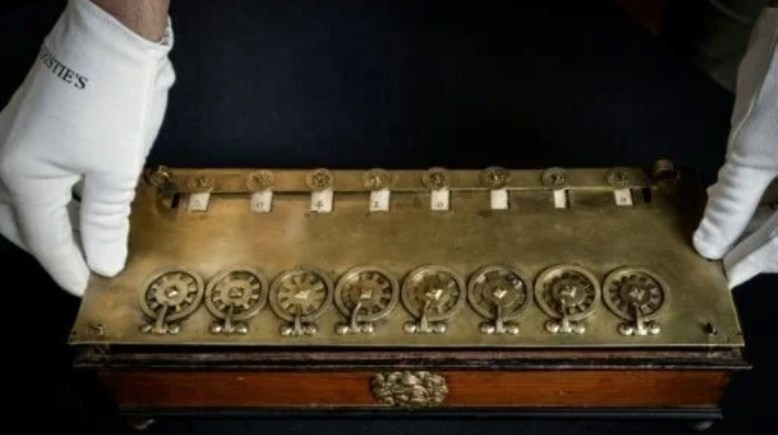  أول آلة حاسبة في العالم