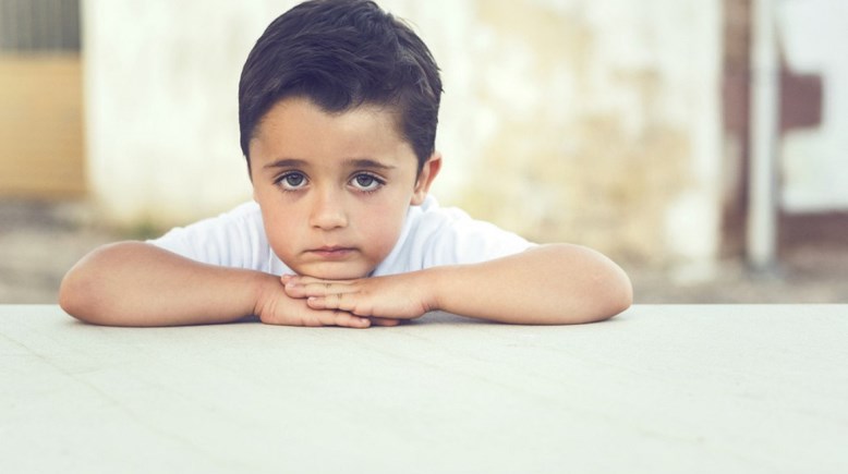 طفل خجول - تعبيرية