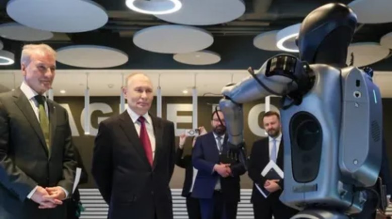 بوتين أمام الروبوت غرين