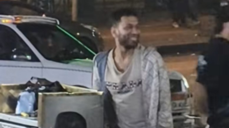 هيثم أحمد أثناء تجوله في الشارع