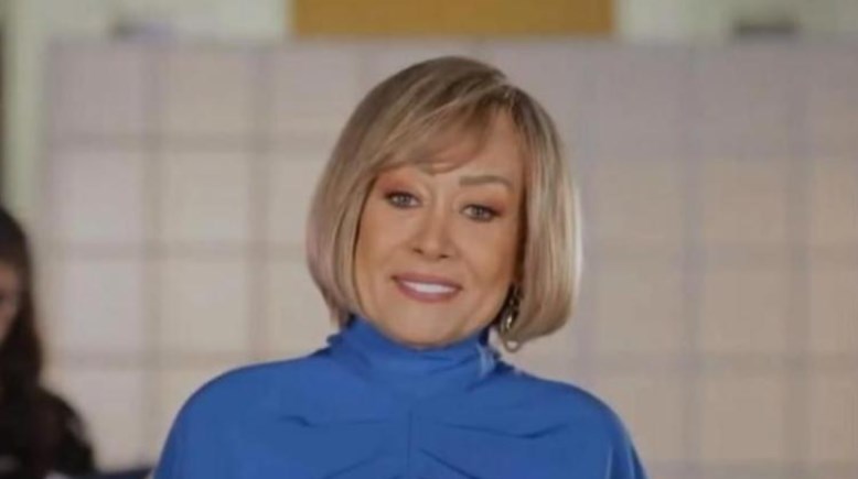 الفنانة هالة فاخر