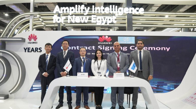 جانب من التوقيع