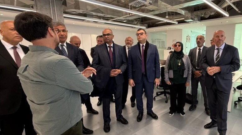 جانب من زيارة مقر مجموعة "أكسيونا"