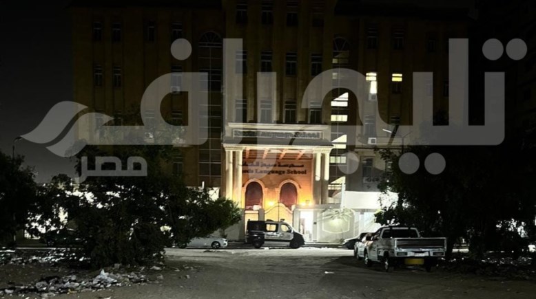 صورة من موقع الحادث اثناء اقتياد المتهمين للمدرسة