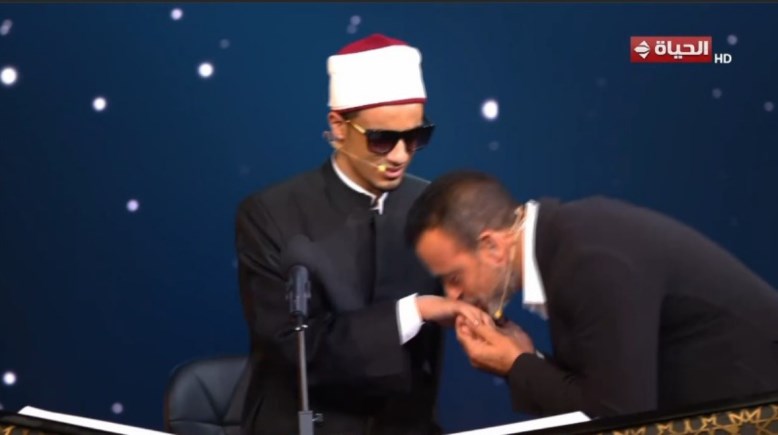 مصطفى حسني يقبل يد الشيخ محمد أحمد حسن