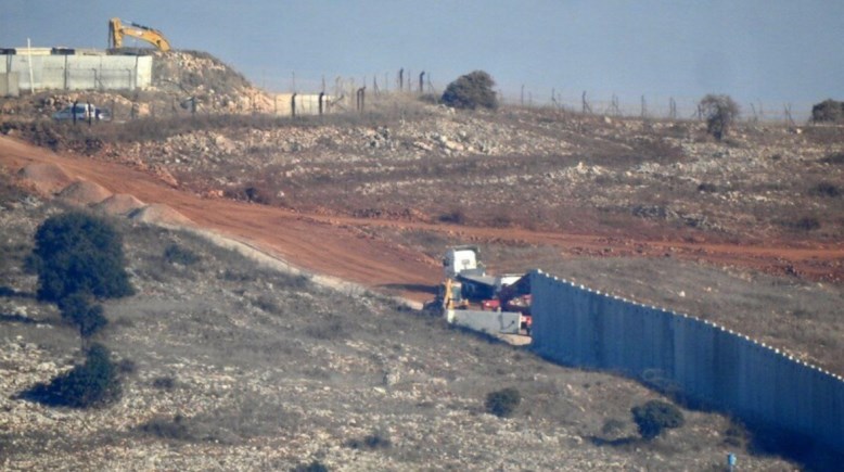 جيش الاحتلال الإسرائيلي يبني جدارا خرسانيا