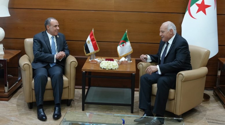 وزير الخارجية بدر عبدالعاطي، وأحمد عطاف، وزير الشؤون الخارجية والجالية الوطنية بالخارج بالجمهورية الجزائرية الديمقراطية