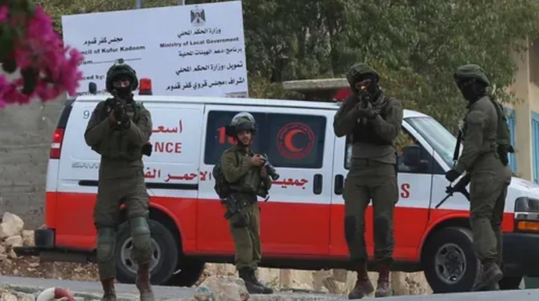 جنود إسرائيليون يحاصرون سيارة إسعاف في طوباس بالضفة الغربية المحتلة