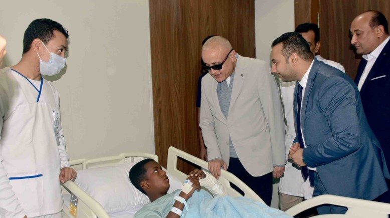 محافظ الأقصر يزور الأطفال المصابين في حادث أتوبيس إسنا ويصرف مساعدات فورية لأسرهم