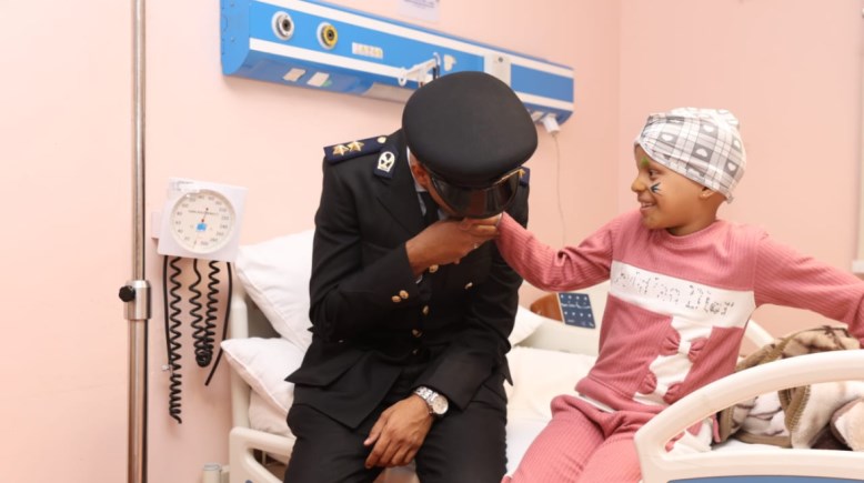ضباط مديرية أمن الأقصر في زيارة للأطفال محاربي السرطان بمستشفى شفاء الأورمان