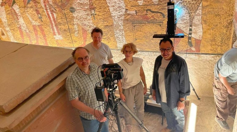 وكيل الآثار يتابع أعمال البعثة العلمية بالمقابر الملكية