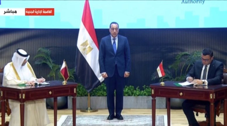 أثناء توقيع عقد الشراكة الاستثمارية بين مصر وقطر