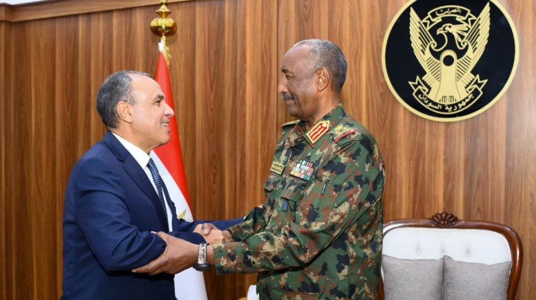 وزير الخارجية والهجرة الدكتور بدر عبدالعاطي ورئيس مجلس السيادة السوداني الانتقالي  الفريق أول ركن عبد الفتاح البرهان
