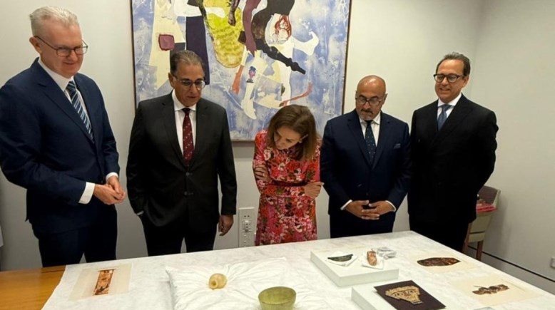 مسؤولو وزارة الخارجية ملتفون حول القطع الأثرية