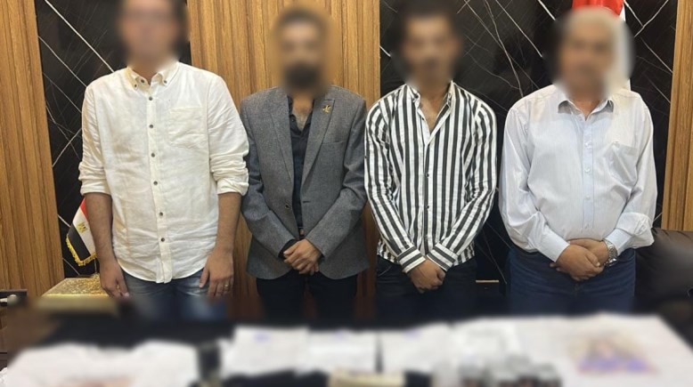 المتهمون وجانب من المضبوطات