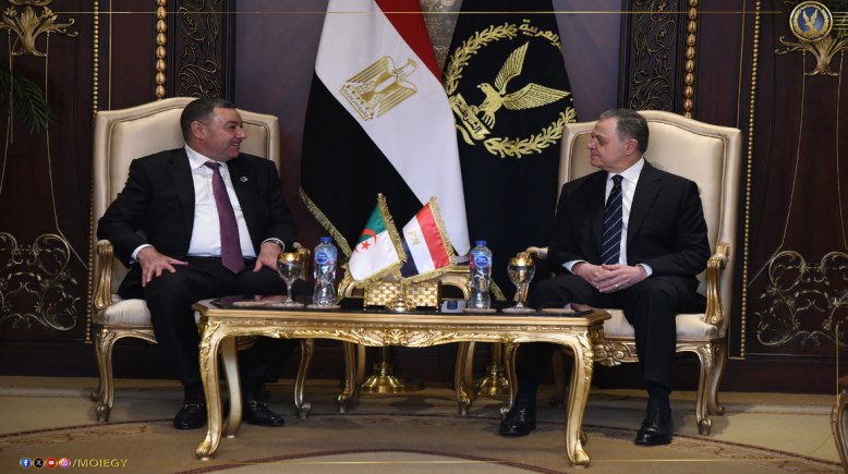 وزير الداخلية ونظيره الجزائري