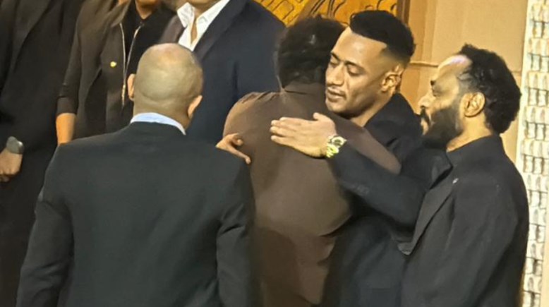 محمد رمضان في عزاء والده