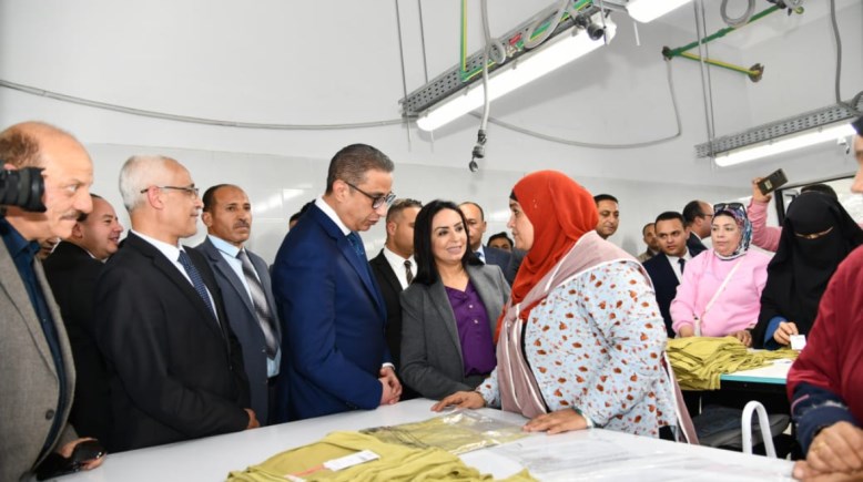 الدكتورة مايا مرسي والدكتور أحمد الأنصاري أثناء الزيارة 