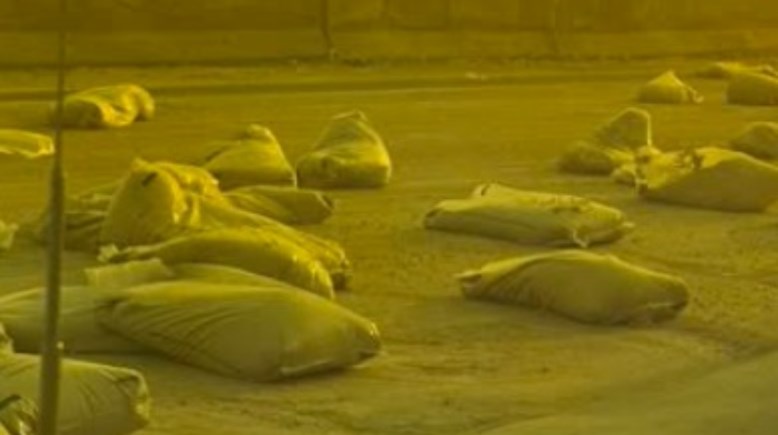 انقلاب حمولة سيارة نقل بالطريق الأوسطي 