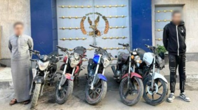 المتهمين والموتوسيكلات المضبوطة 