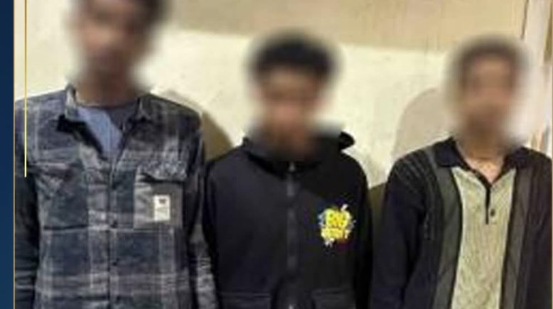 المتهمون بعد ضبطهم 