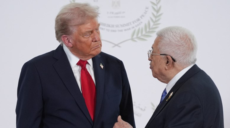 محمود عباس وترامب خلال لقائة بقمة شرم الشيخ للسلام 