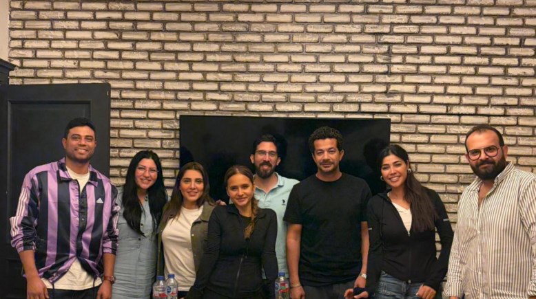 نيللي كريم وطاقم عمل مسلسل "أنا"