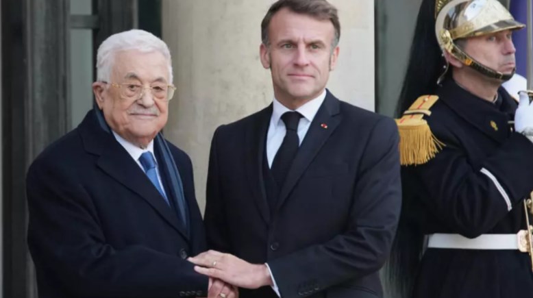 الرئيس الفرنسي إيمانويل ماكرون والرئيس الفلسطيني محمود عباس
