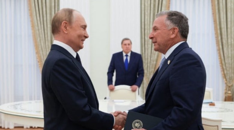 ستيف ويتكوف مع الرئيس الروسي فلاديمير بوتين