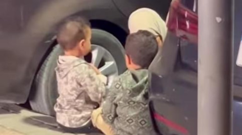 السيدةهناء يسري وأطفالها