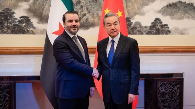 وزير الخارجية السوري أسعد الشيباني ونظيره الصيني (الصورة من وزارة الخارجية السورية)