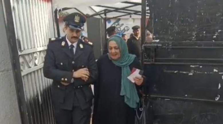 تعاون رجال الداخلية مع المواطنين أثناء التصويت بانتخابات مجلس النواب 2025